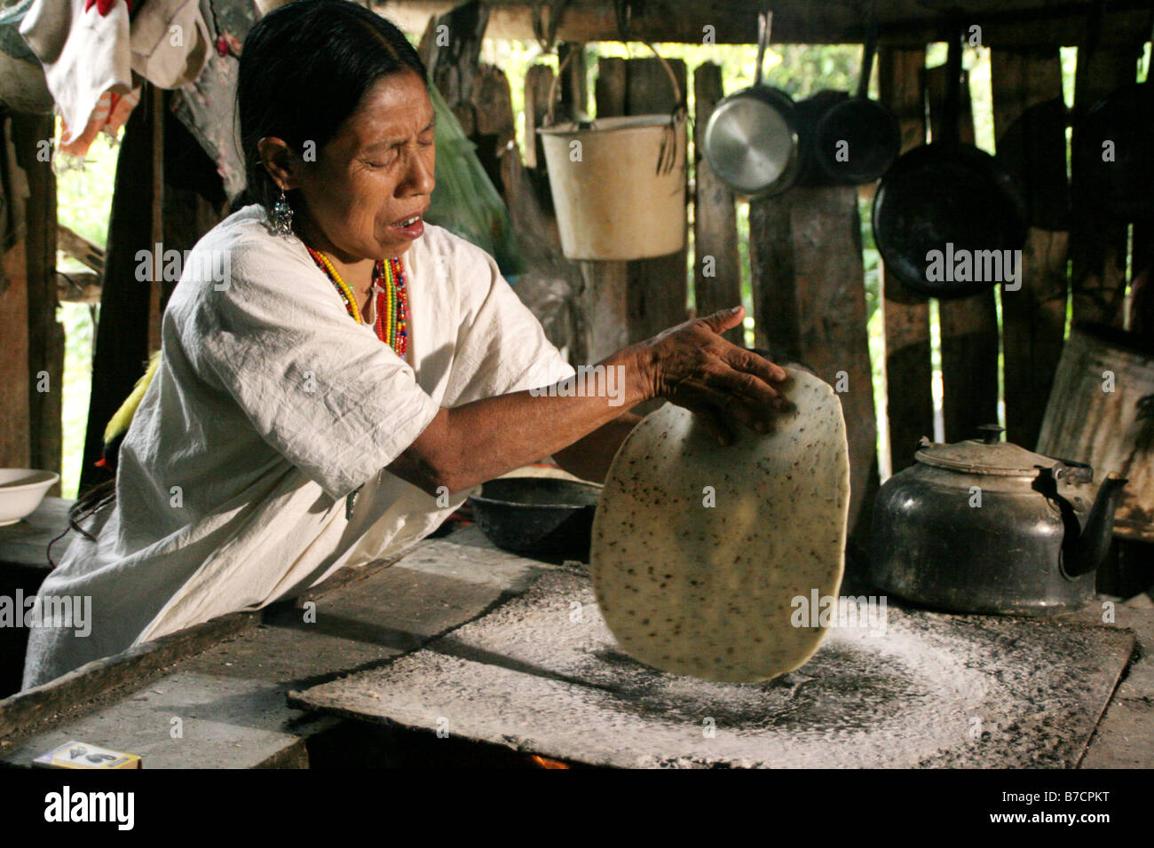 Lacandon woman baking tortilla in her hut in Naha in the Lacandon jungle in Chiapas, Mexico, Chiapas, Lacandonen-Urwald, Naha Stock Photo