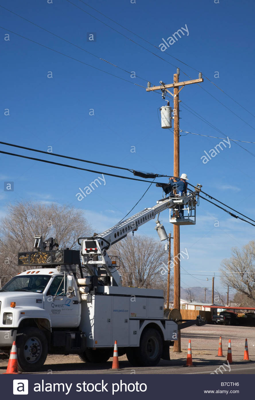 lineman-working-on-telephone-line-from-bucket-on-truck-lift-B7CTH6.jpg