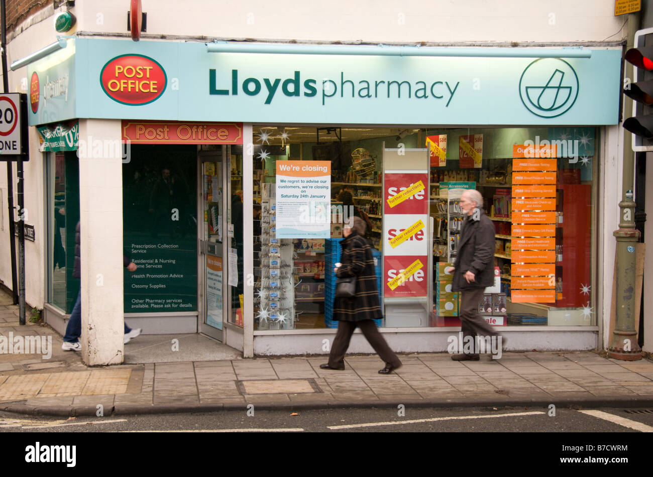 Shop front of the Lloyds Pharmacy and Post Office, Woodstock Rd, Oxford England. Jan 2009 Stock Photo