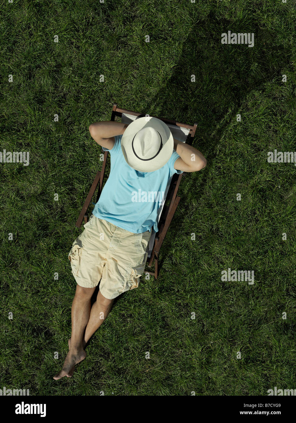 Man sleeping on lawn chair hi res stock photography and images Alamy