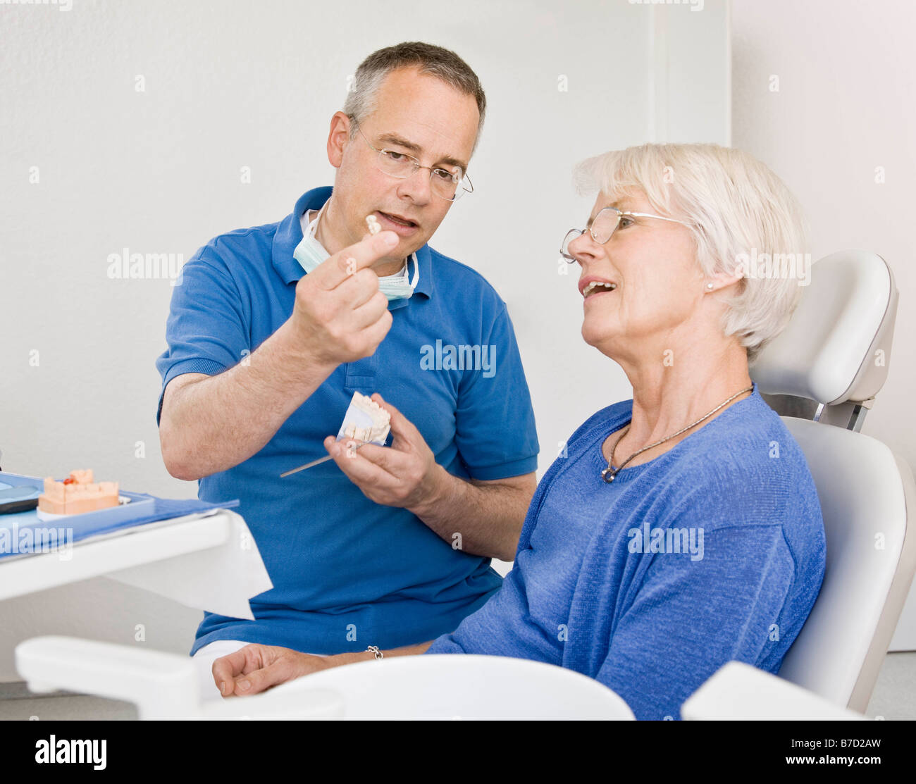 Омс пенсионеров. Пожилая женщина в стоматологии. Пожилые люди стоматология. Пожилые пациенты в стоматологии.