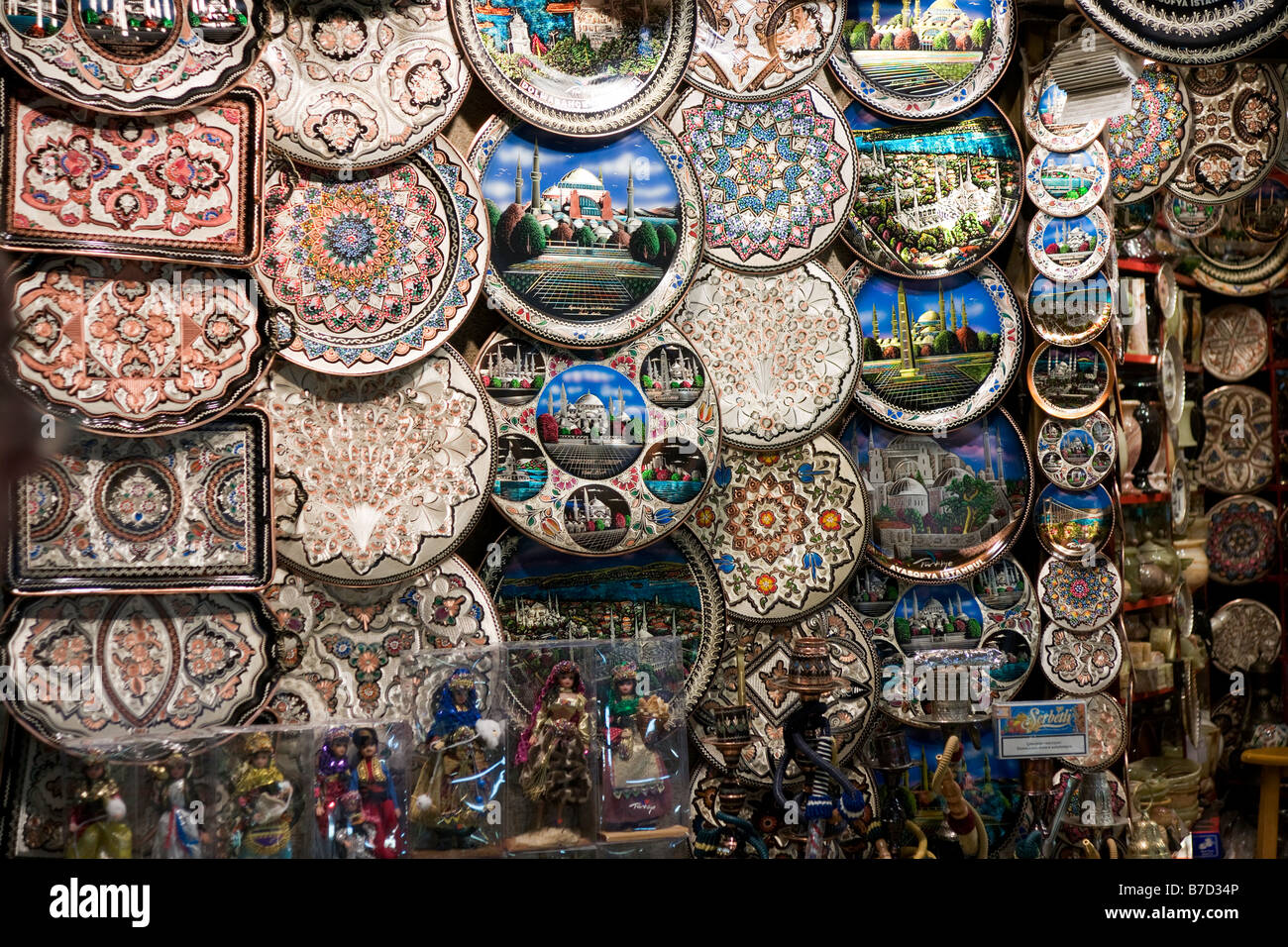 Souvenir plates for sale in Market, Istanbul, Turkey Stock Photo