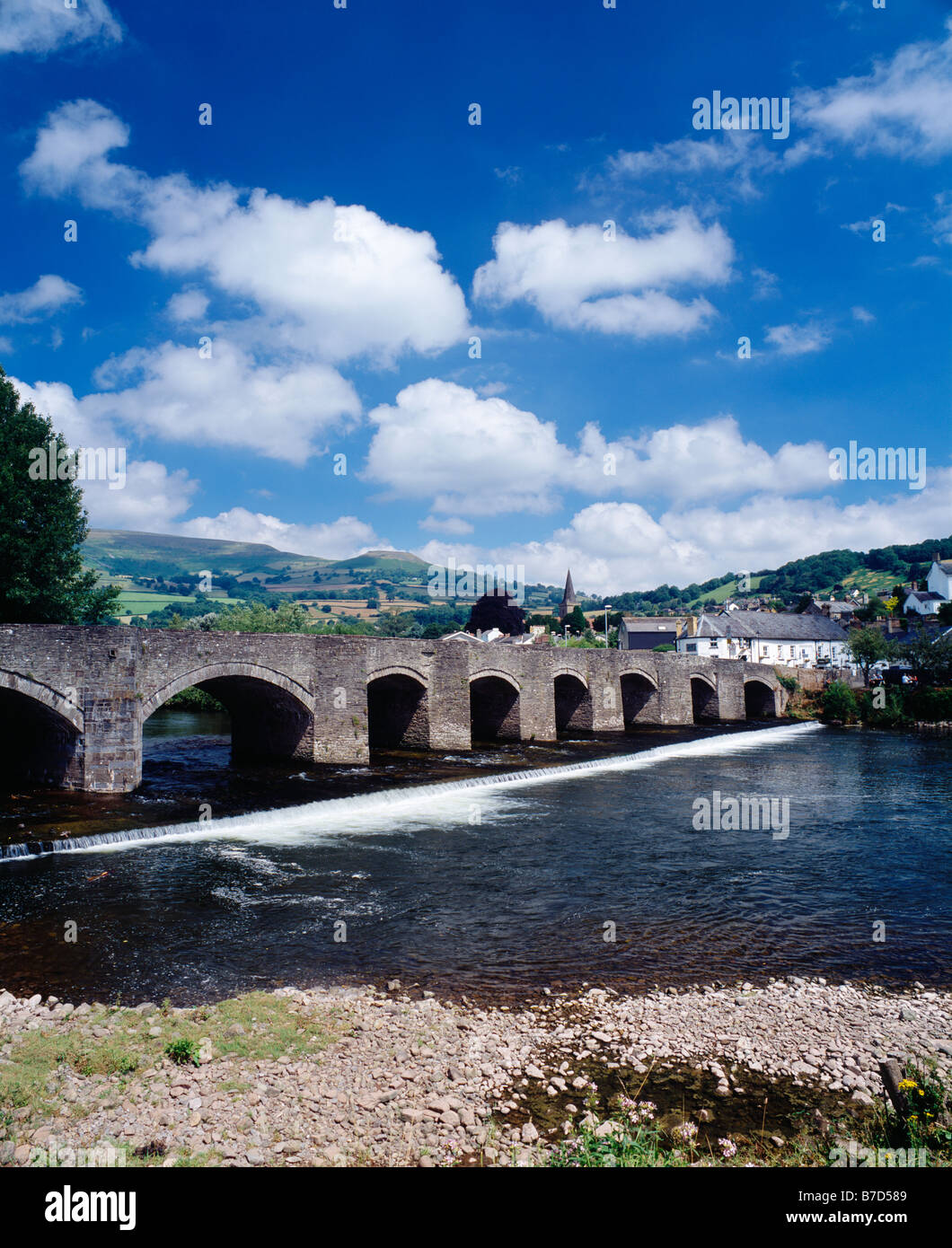 Crickhowell road bridge over the River Usk in the Bannau Brycheiniog (formerly Brecon Beacons) National Park, Crickhowell, Powys, South Wales. Part of the Black Mountains, including Table Mountain, can be seen behind the bridge. Stock Photo