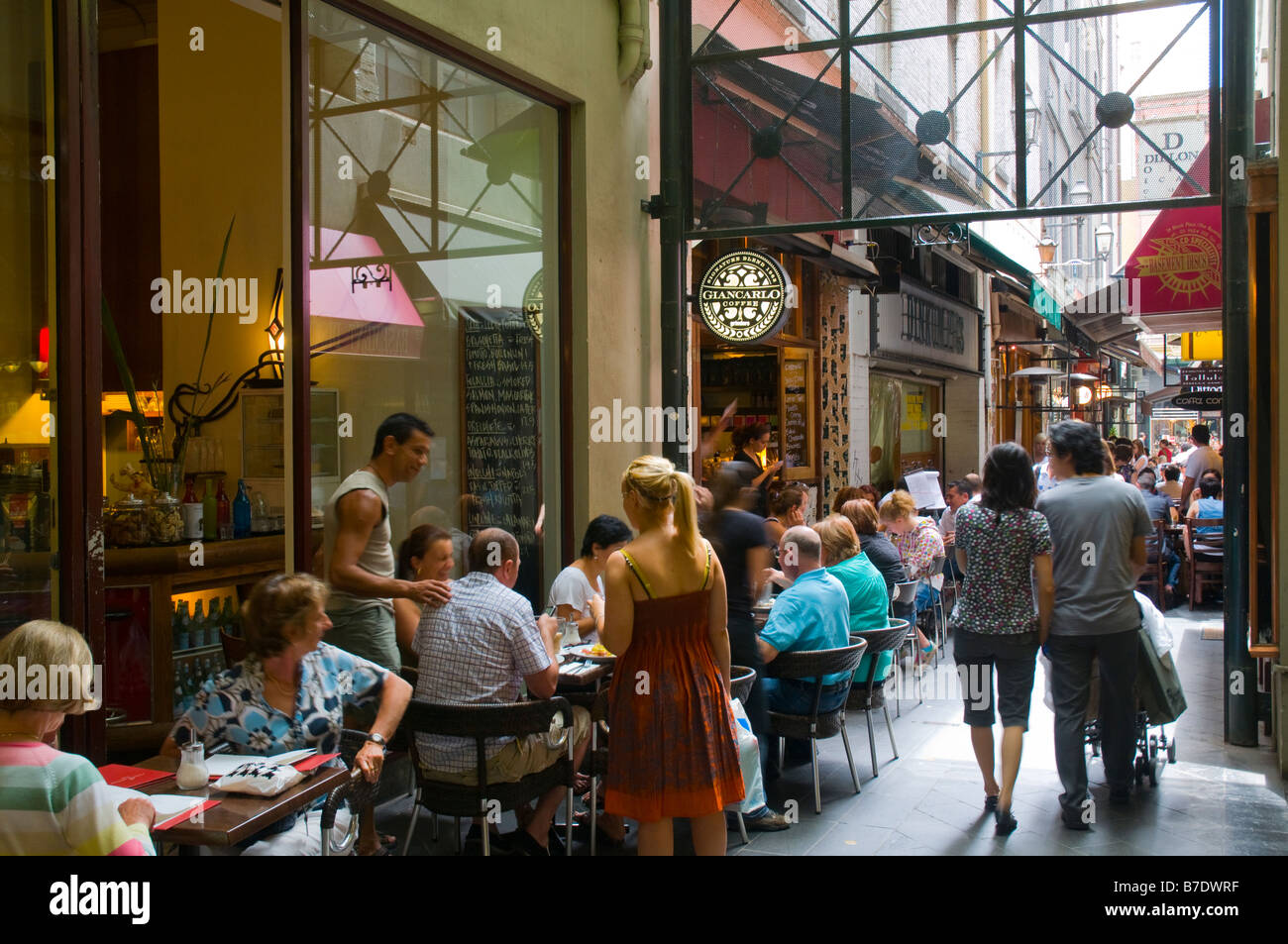 Melbourne s busy laneway cafes and coffee bars Stock Photo