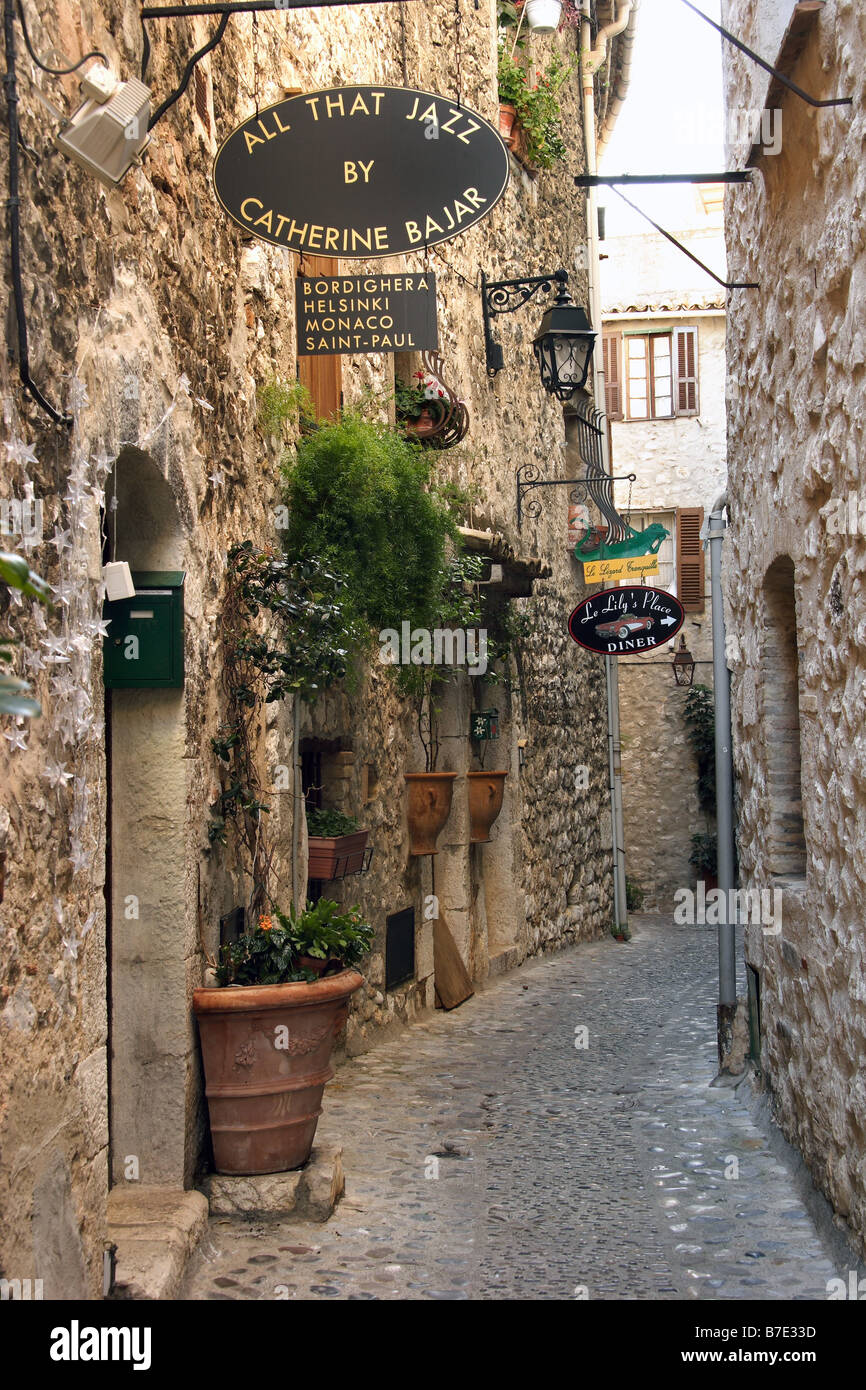 alley in SaintPaul, France, ProvenceAlpesCote d Azur, SaintPaulDeVence, SaintPaulDe