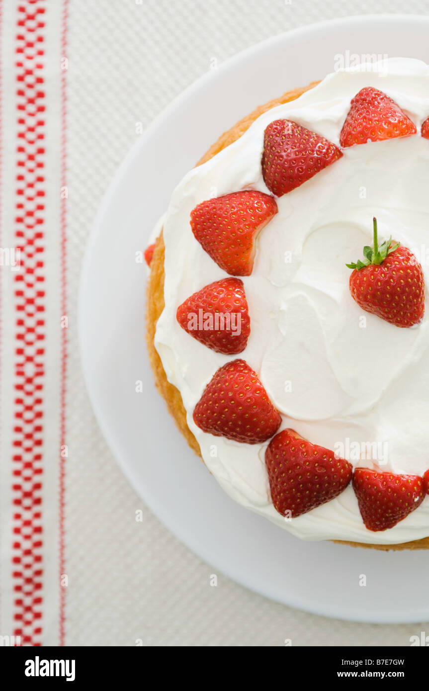 Strawberries for cake hi-res stock photography and images - Alamy