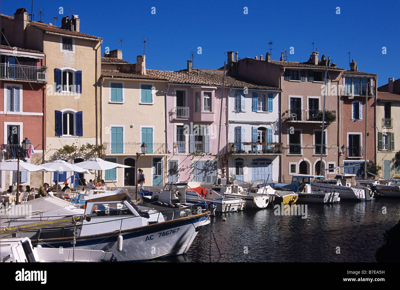 Canalside Houses and Pavement Cafe Restaurant on Brescon Quay, Martigues, the 'Venice of Provence', Provence, France Stock Photo