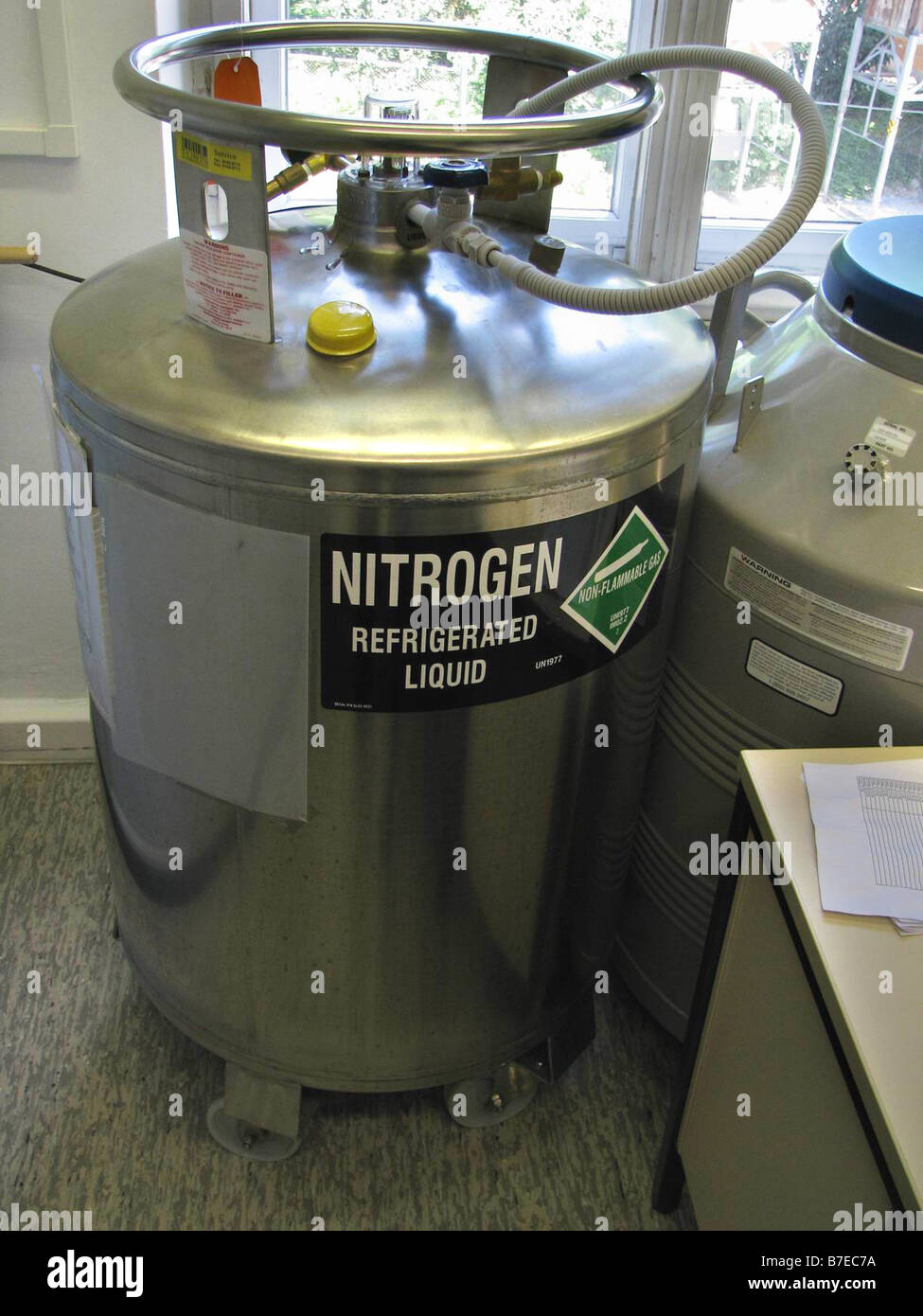 Liquid nitrogen hires stock photography and images Alamy