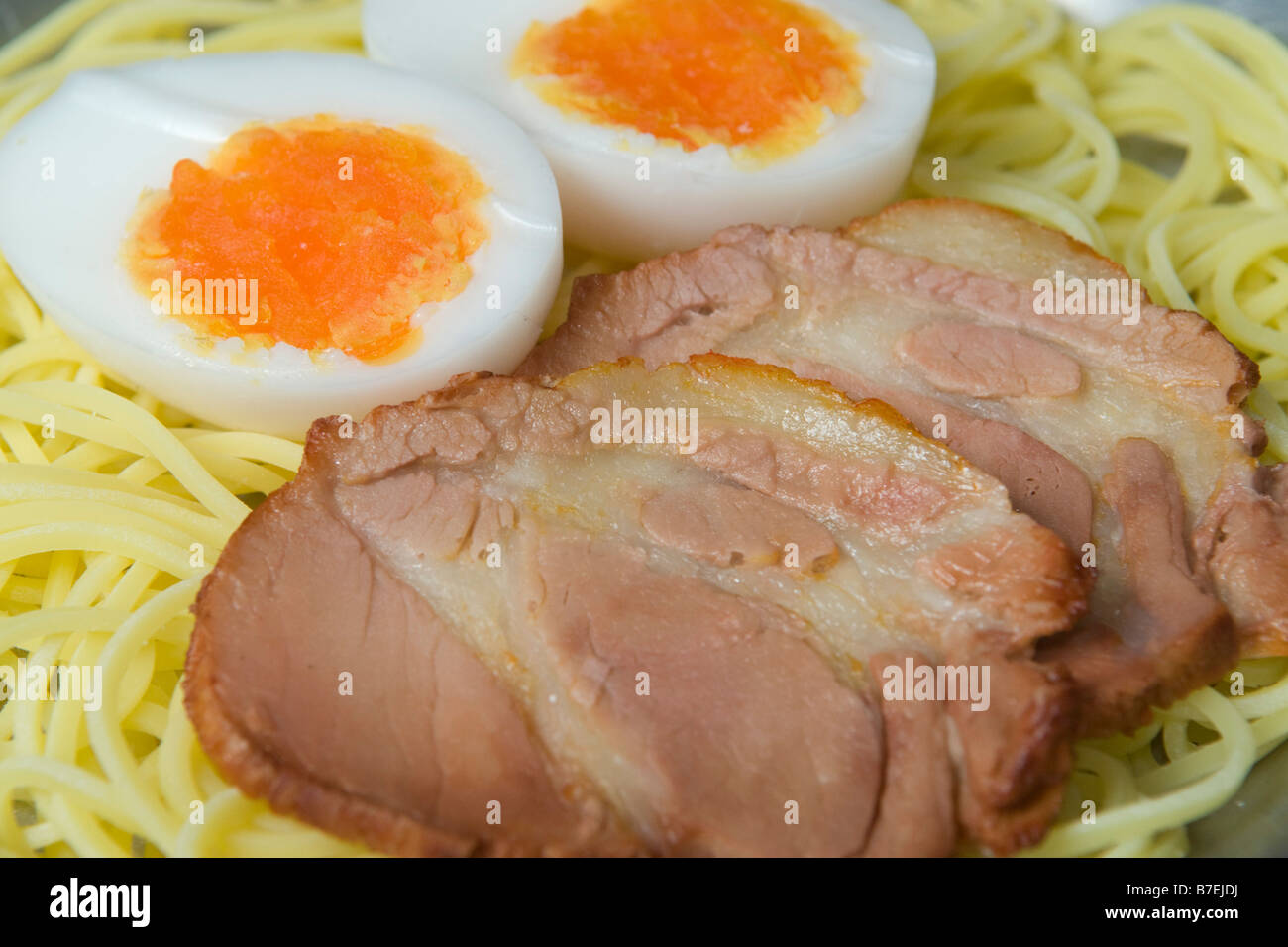 Japanese noodles with egg hi-res stock photography and images - Alamy