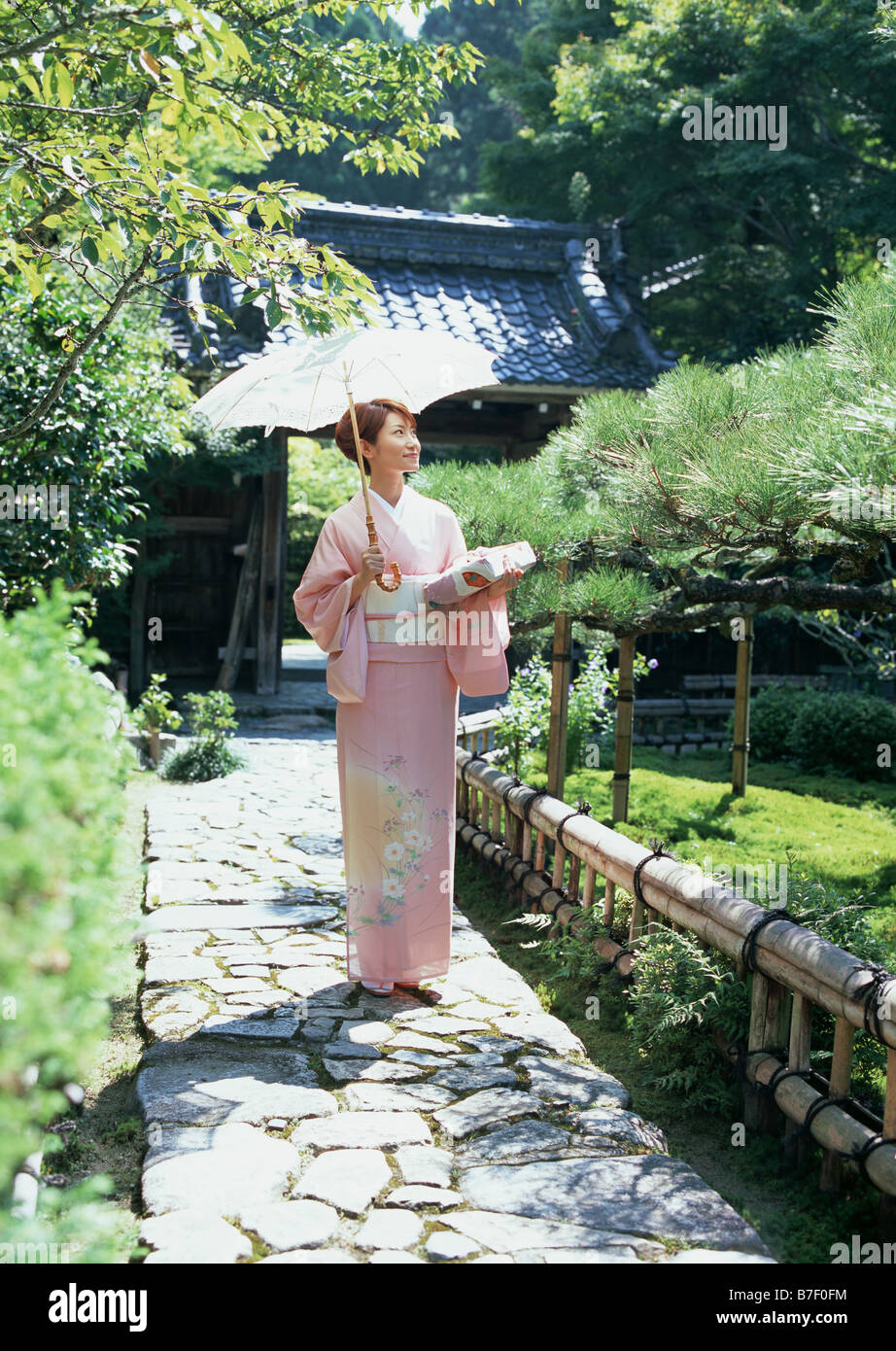 Smiling japanese women wearing kimono hi-res stock photography and ...