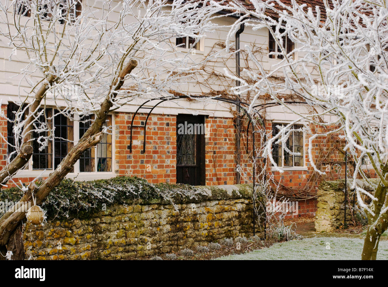 Old sussex farmhouse frost hi-res stock photography and images - Alamy