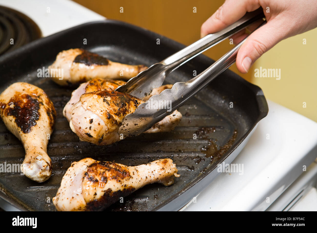 Grilled chicken stove top hi res stock photography and images Alamy