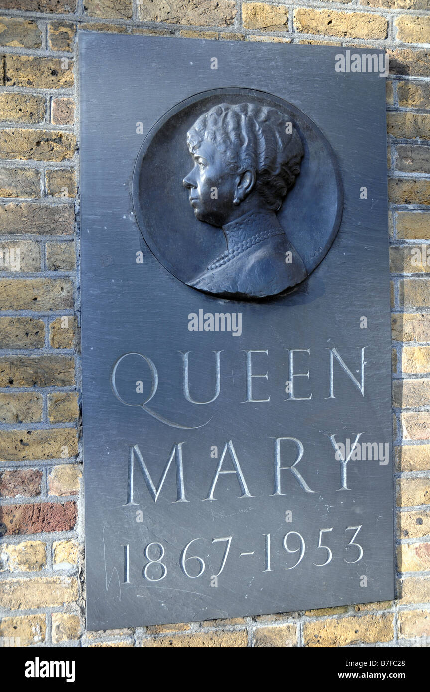Plaque to Queen Mary, widow of King George V, outside her London residence, Marlborough House. Stock Photo