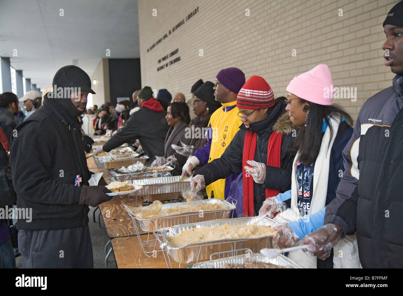 Volunteers Serve Meal To The Homeless At Outdoor Soup Kitchen B7FFMF 