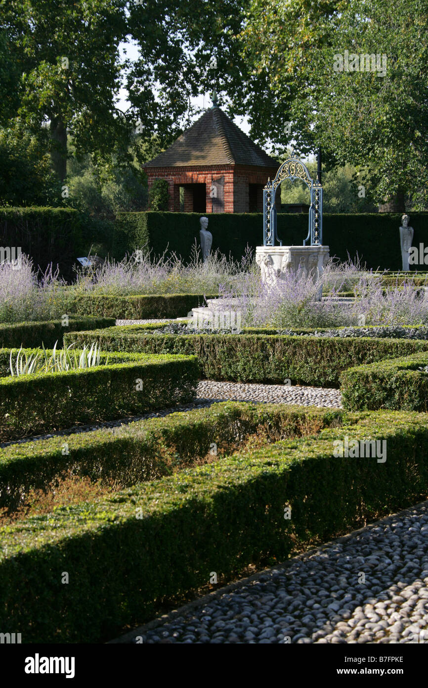 Hedge sculpture hires stock photography and images Alamy