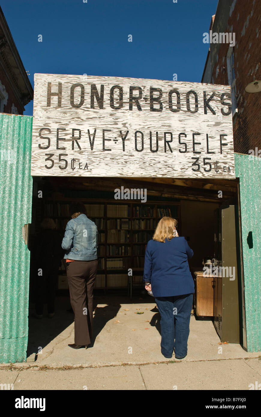Self serve book shop outside of Michiana Antiques in Michigan USA Stock Photo