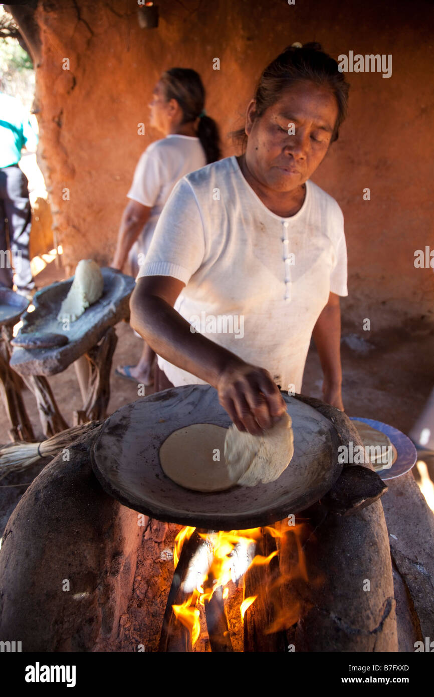 https://c8.alamy.com/comp/B7FXXD/mayo-indian-making-tortillas-capomas-indian-village-el-fuerte-sinaloa-B7FXXD.jpg