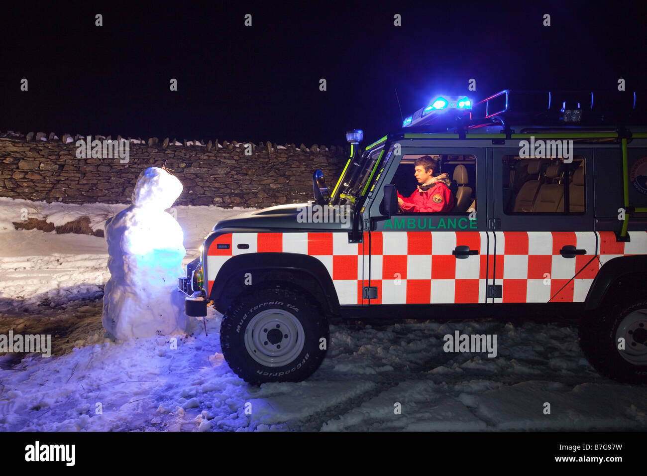 Ambulance lights at night uk hi-res stock photography and images - Alamy