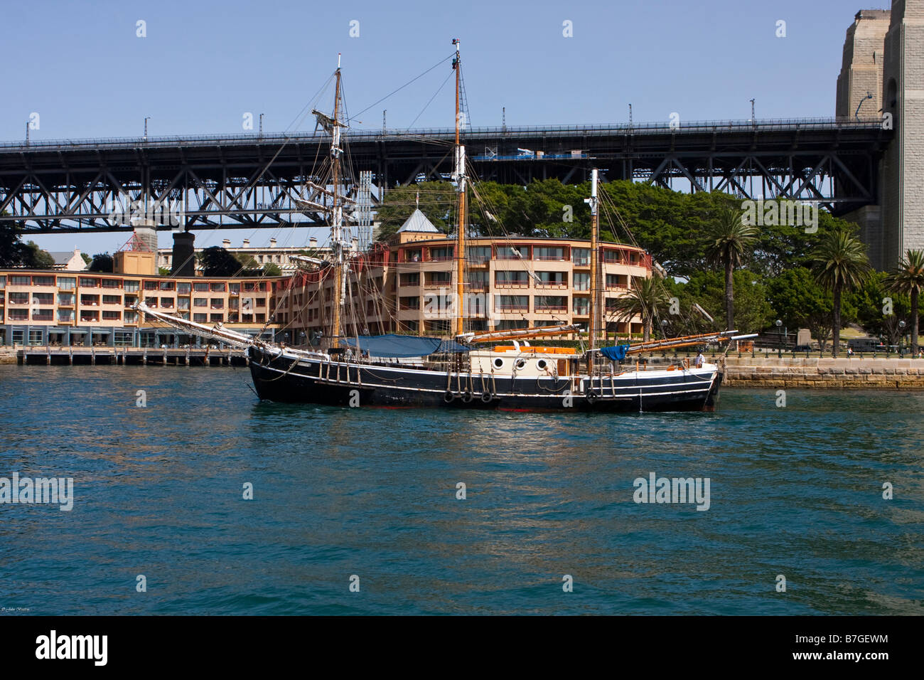 The tall ship SVANEN sailing past the Park Hyatt hotel at Circular Quay Stock Photo