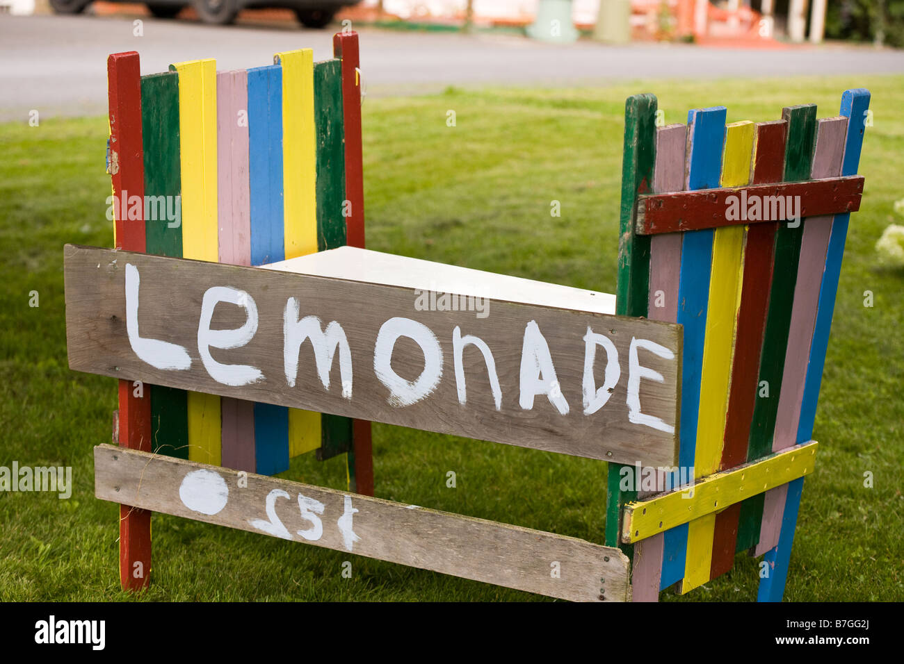 Colourful Lemonade Stand A Quirky Multi Hued Lemonade Stand With A Hand Painted Sign 25 Cents Stock Photo Alamy
