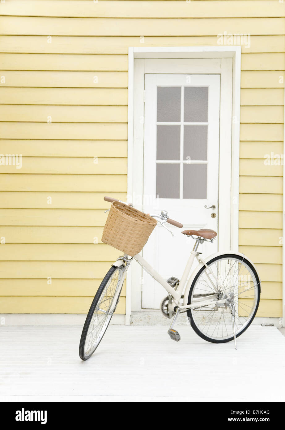 Vertical shot yellow bicycle hi-res stock photography and images - Alamy