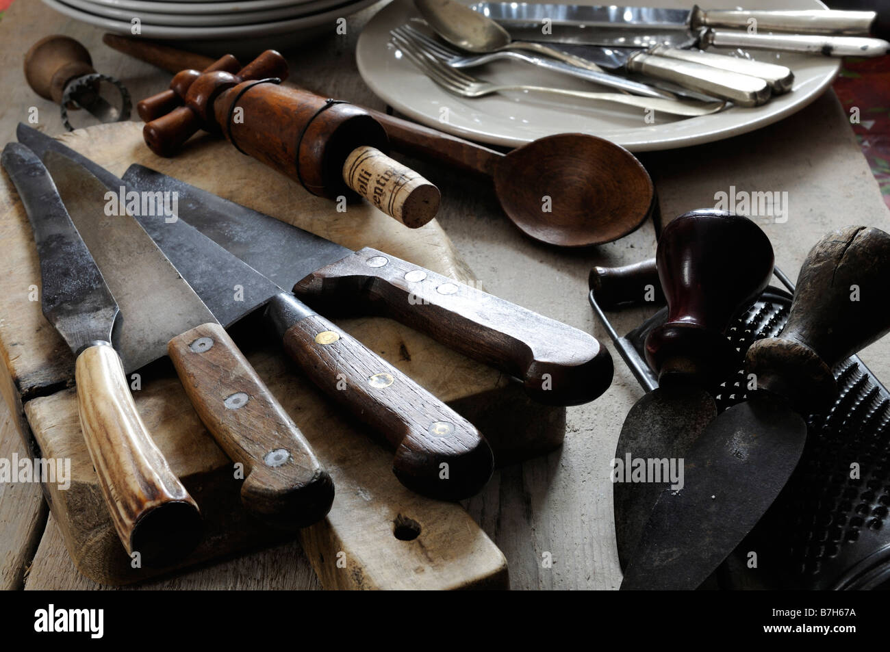 https://c8.alamy.com/comp/B7H67A/a-selection-of-antique-italian-cooking-utensils-B7H67A.jpg