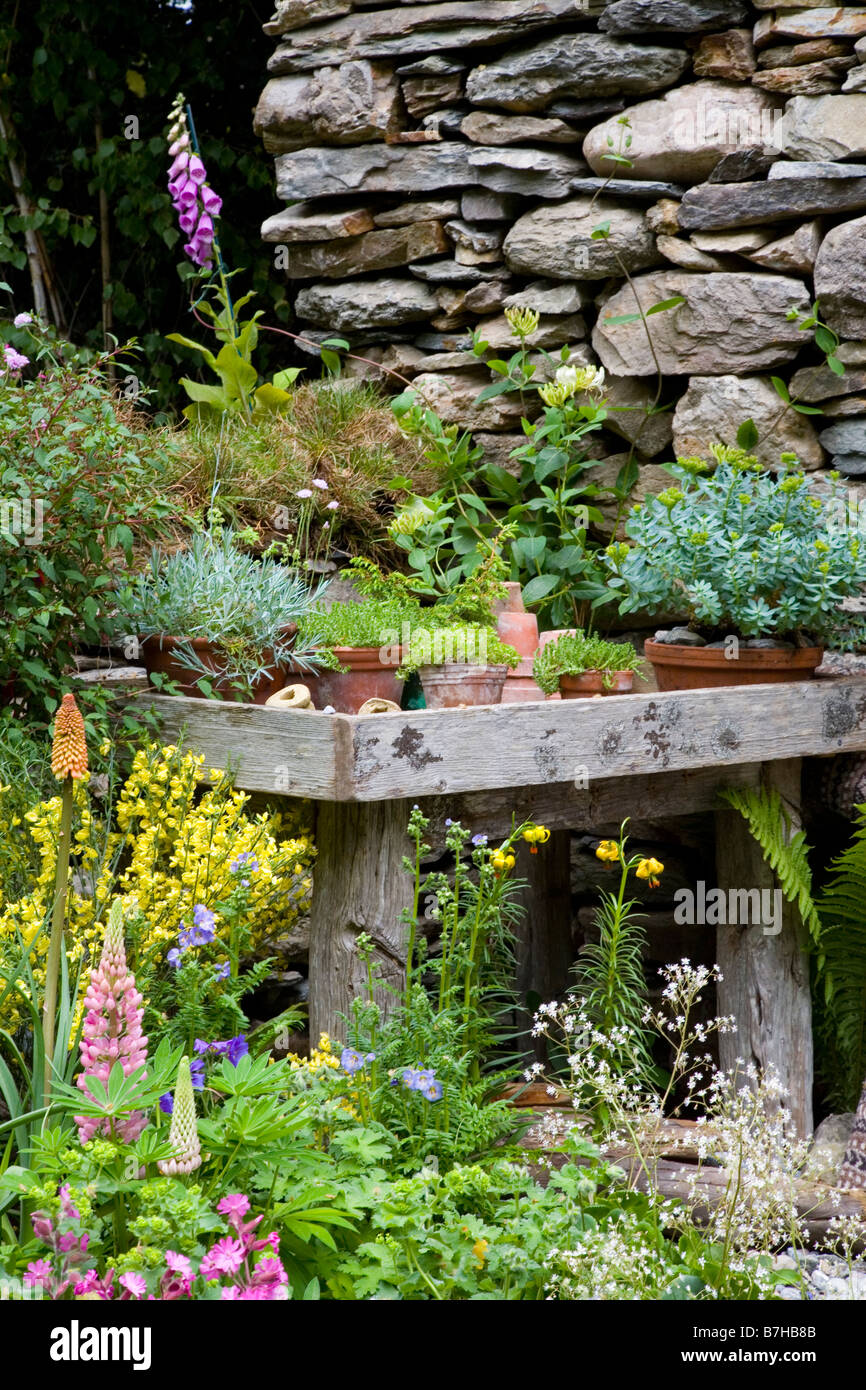 Dry stone wall garden hi-res stock photography and images - Alamy