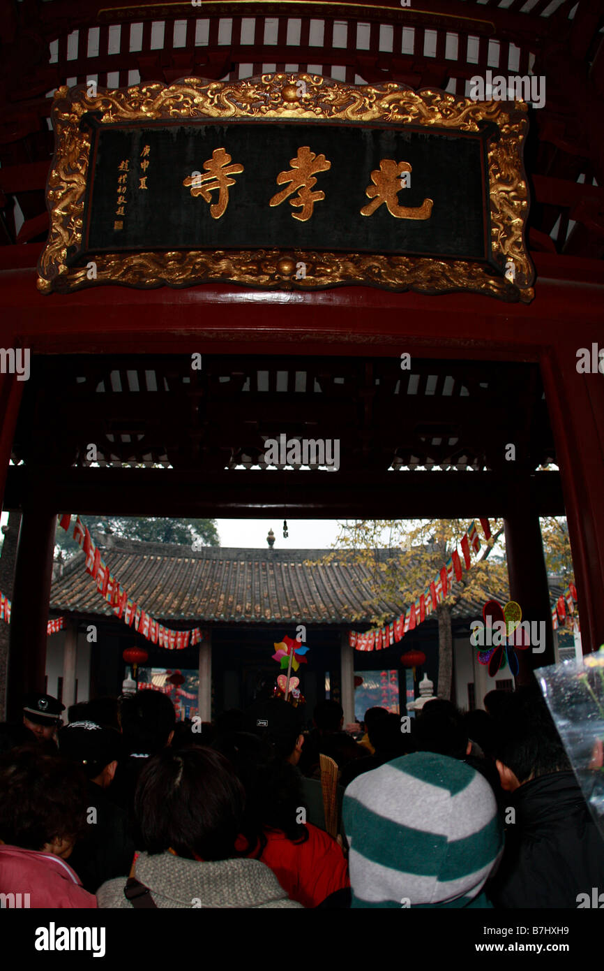 Full capacity crowds gather at the GuangXiàosì 1700 year old buddhist temple in Guangzhou to welcom the Lunay New Year Stock Photo