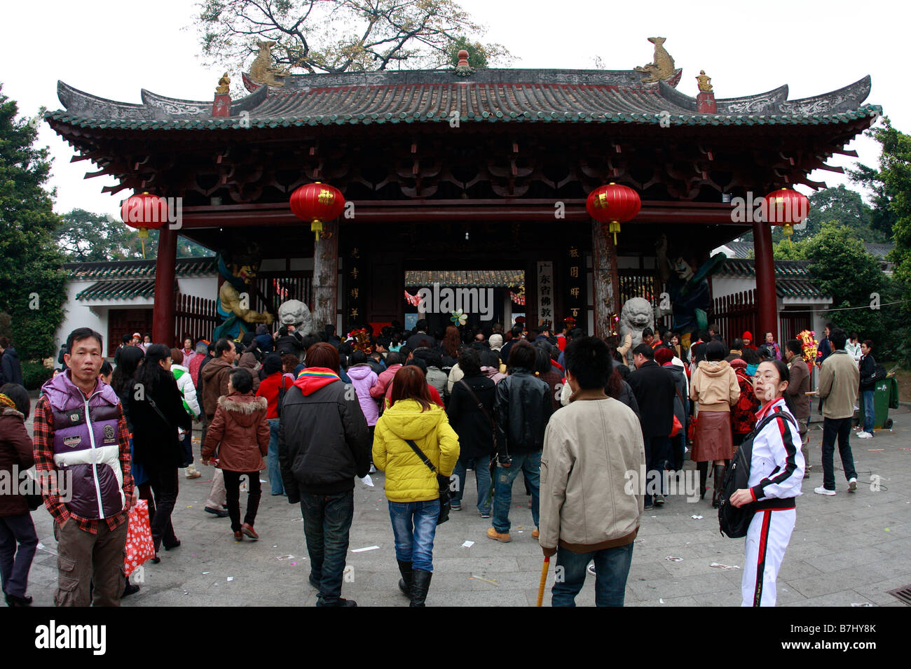 Guangzhou crowds pour into the GuangXiàosì 1700 year old buddhist temple in Guangzhou to worship for the Chinese New Year Stock Photo