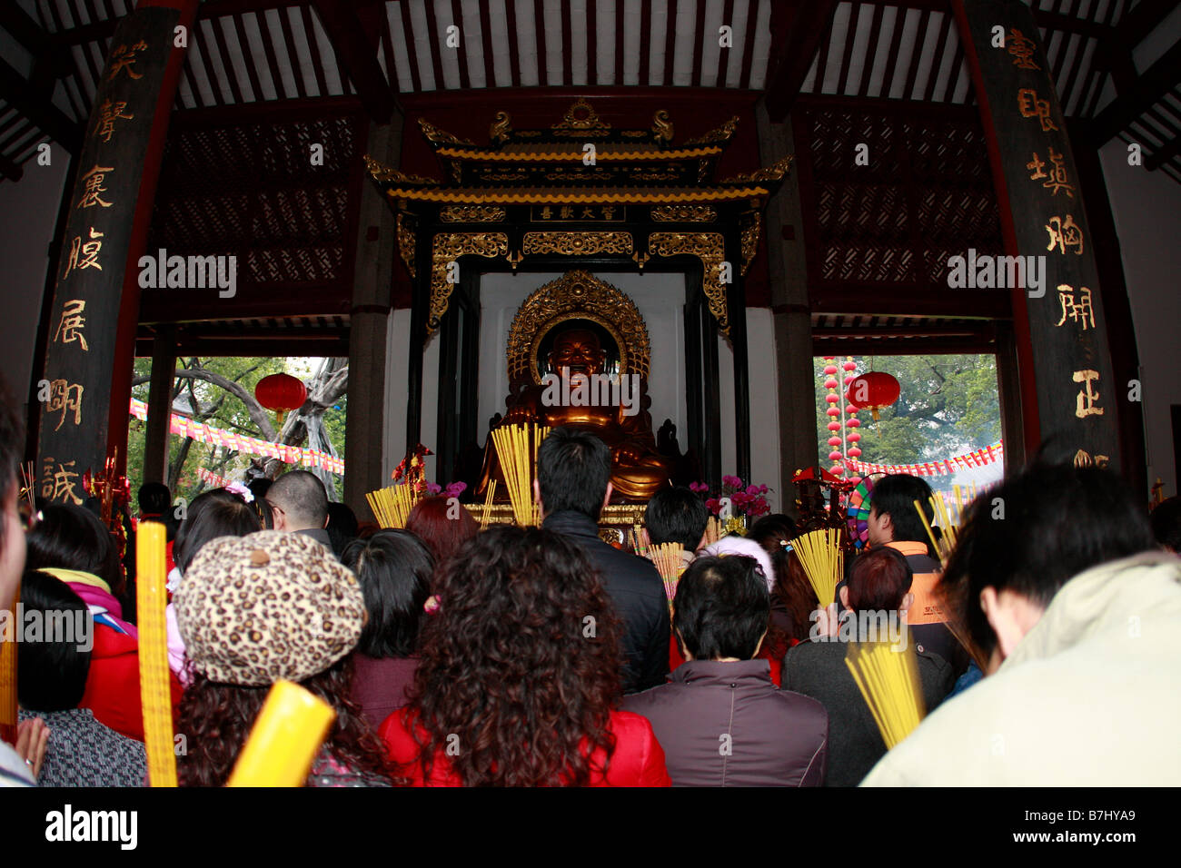 Full capacity crowds gather at the GuangXiàosì 1700 year old buddhist temple in Guangzhou to welcom the Lunay New Year Stock Photo