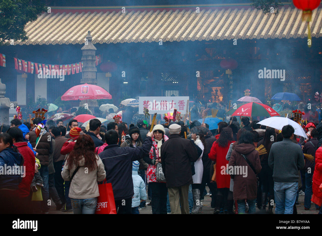 Guangzhou crowds pour into the GuangXiàosì 1700 year old buddhist temple in Guangzhou to worship for the Chinese New Year Stock Photo