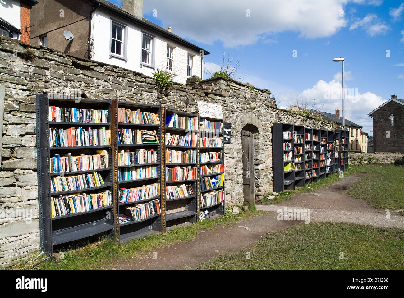 dh Hay on Wye POWYS WALES Bookcases outside secondhand books for sale in booktown book shop festival used shops bookstall uk festivals Stock Photo
