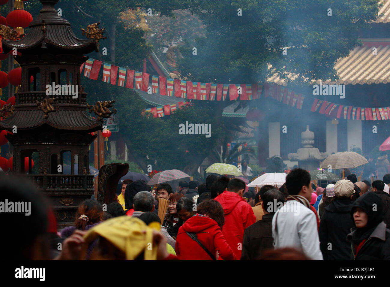 Guangzhou crowds pour into the GuangXiàosì 1700 year old buddhist temple in Guangzhou to worship for the Chinese New Year Stock Photo