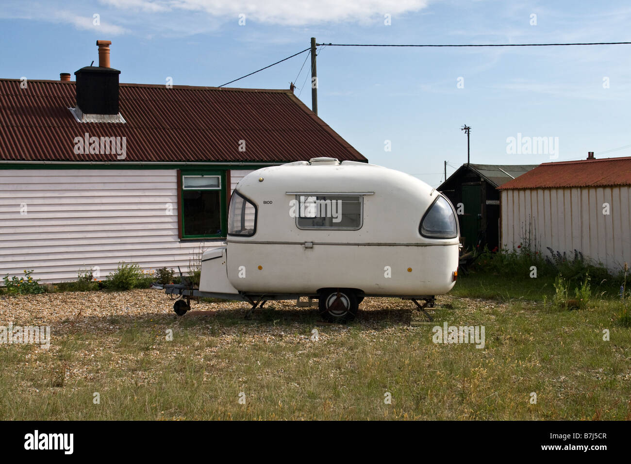 House with vintage caravan Dungeness Kent Stock Photo