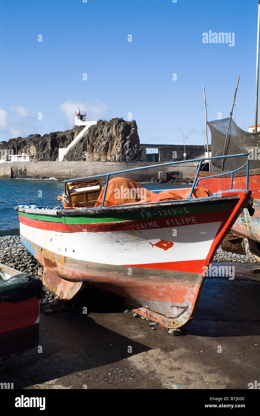 dh  CAMARA DE LOBOS MADEIRA Fishing boats beached on slipway boat harbour harbor Stock Photo