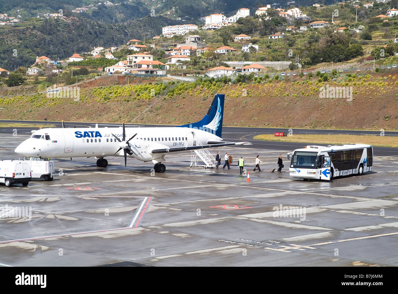dh Aeroporto de Madeira FUNCHAL AIRPORT MADEIRA SATA Air Azore airline plane discharging passengers Stock Photo