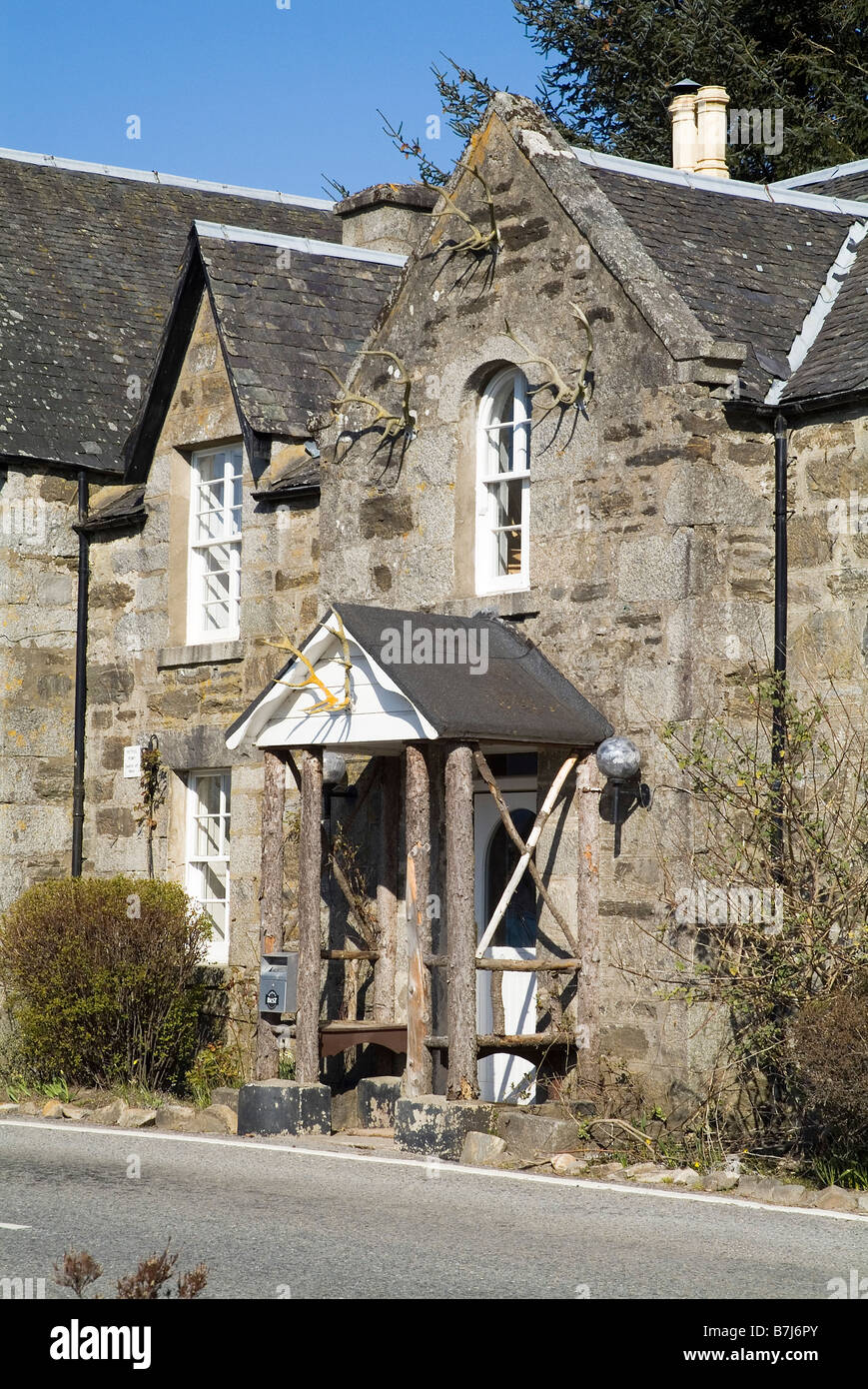 dh Loch Tummel STRATHTUMMEL PERTHSHIRE Hotel accomodation traditional building entrance with stag antlers Stock Photo