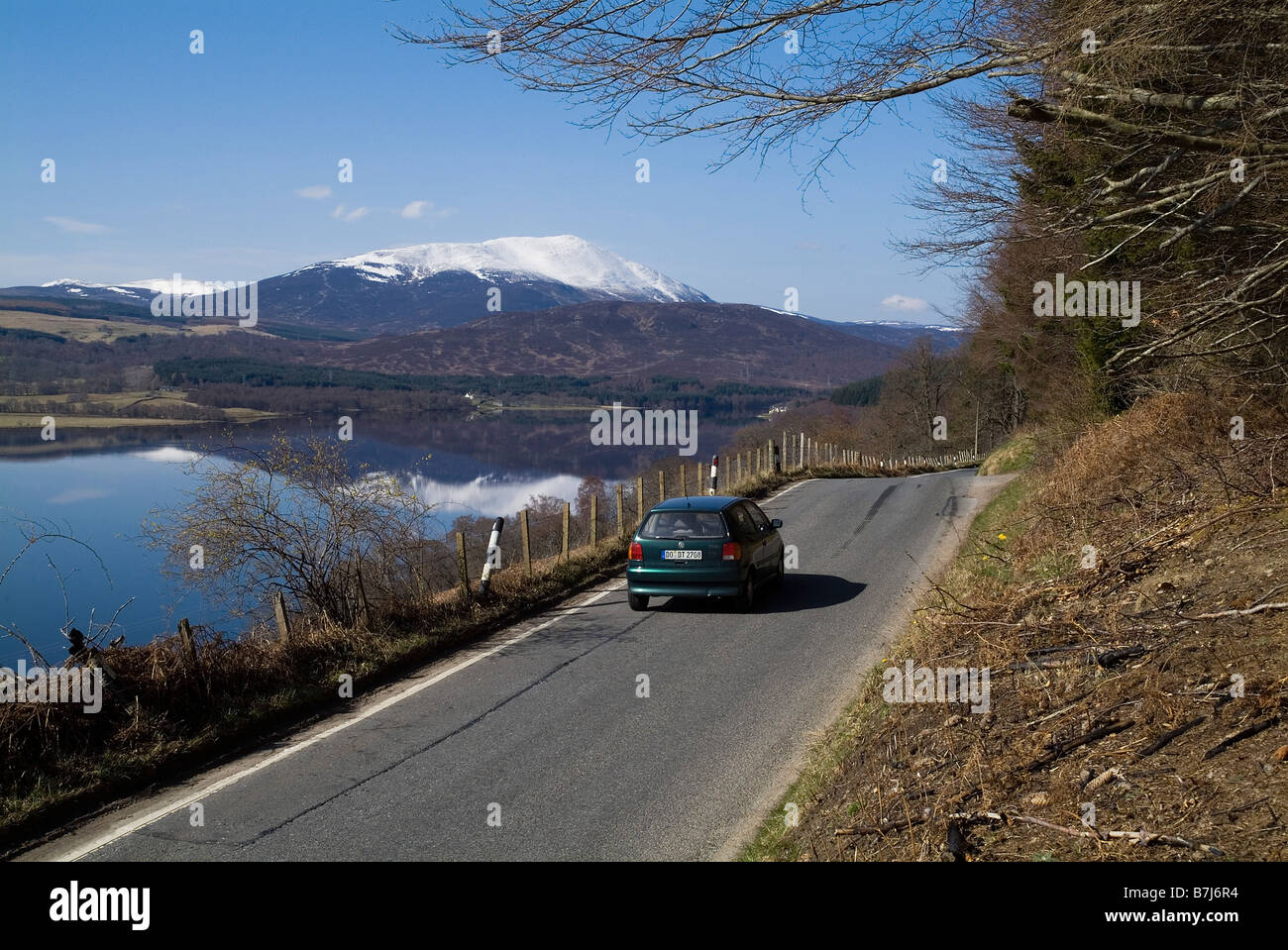 dh Loch Tummel STRATHTUMMEL PERTHSHIRE Tay Forest Park mountain scotland scenic scottish highlands car countryside highland drive country road B8019 Stock Photo