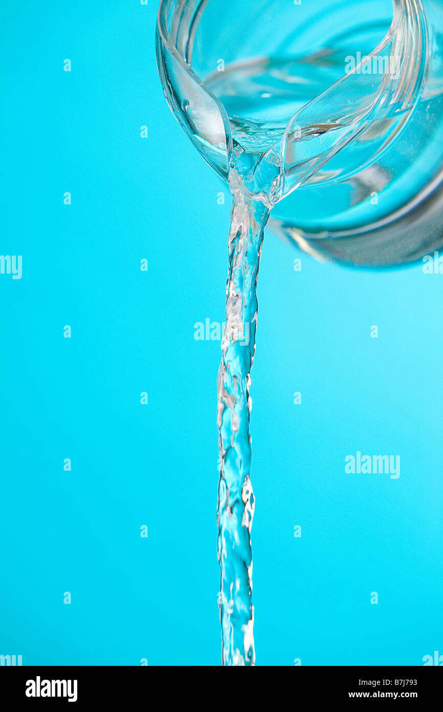 Струйка воды на белом фоне. Песня вода льется. Струйка воды. Текучие воды. Вода льется.