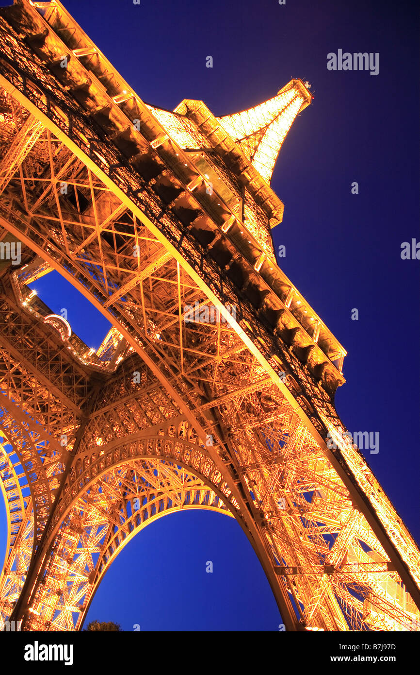 PARIS WIDE ANGLE NIGHT VIEW OF EIFFEL TOWER AT NIGHT Stock Photo Alamy
