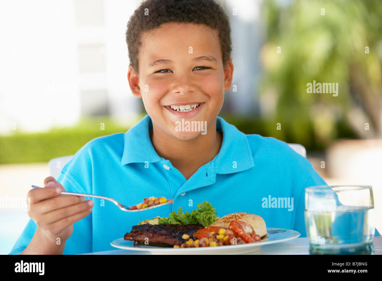 гений-вундеркинд. мальчик обедает фото. шахматист ребенок вундеркинд. украшение свадебных столов для гостей с угощением. юный вундеркинд праздничный ужин.