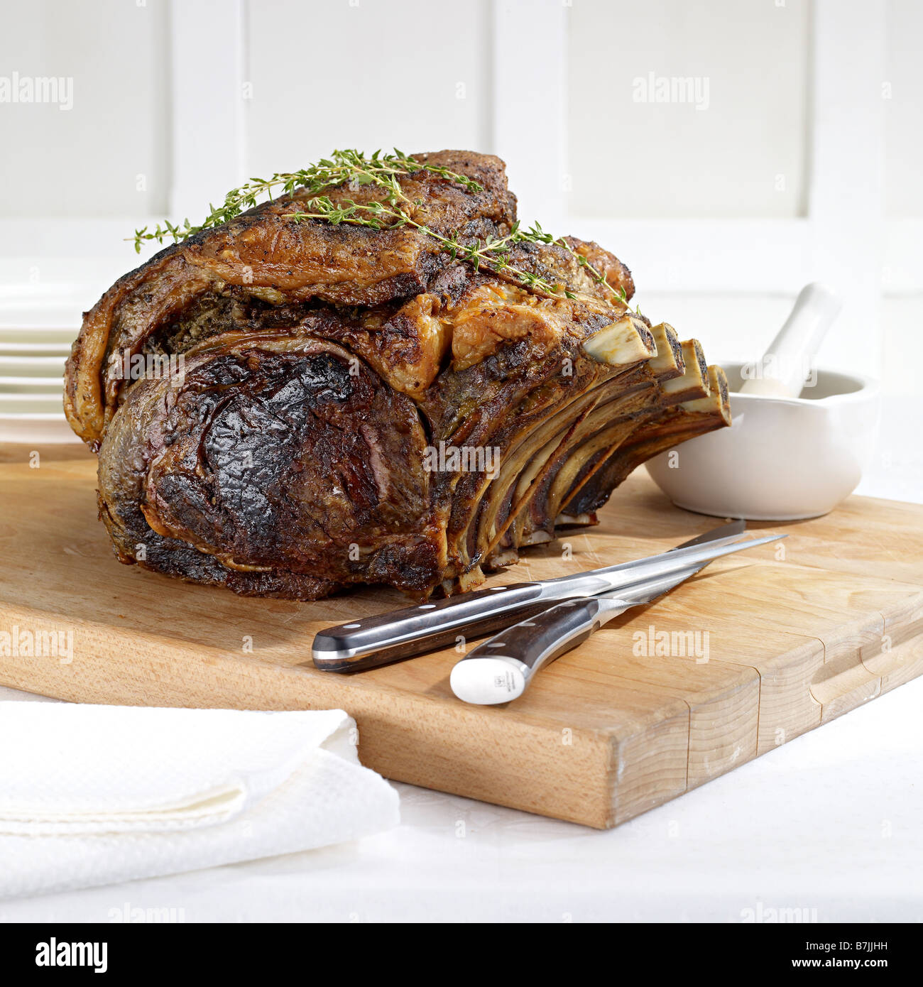 https://c8.alamy.com/comp/B7JJHH/roast-rib-of-beef-carving-board-B7JJHH.jpg