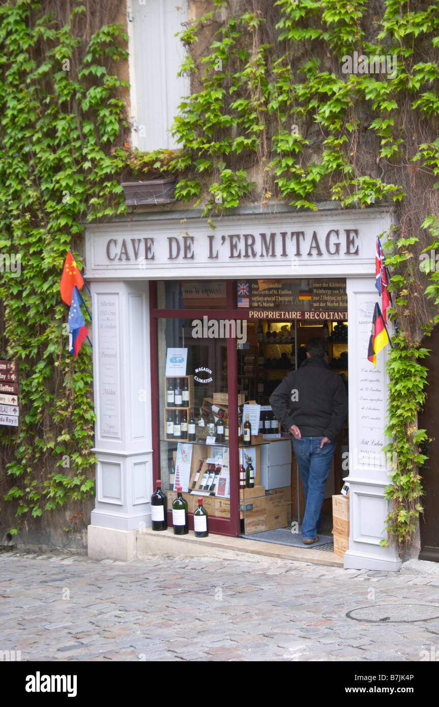 wine shop cave de l'ermitage place du marche saint emilion bordeaux france Stock Photo