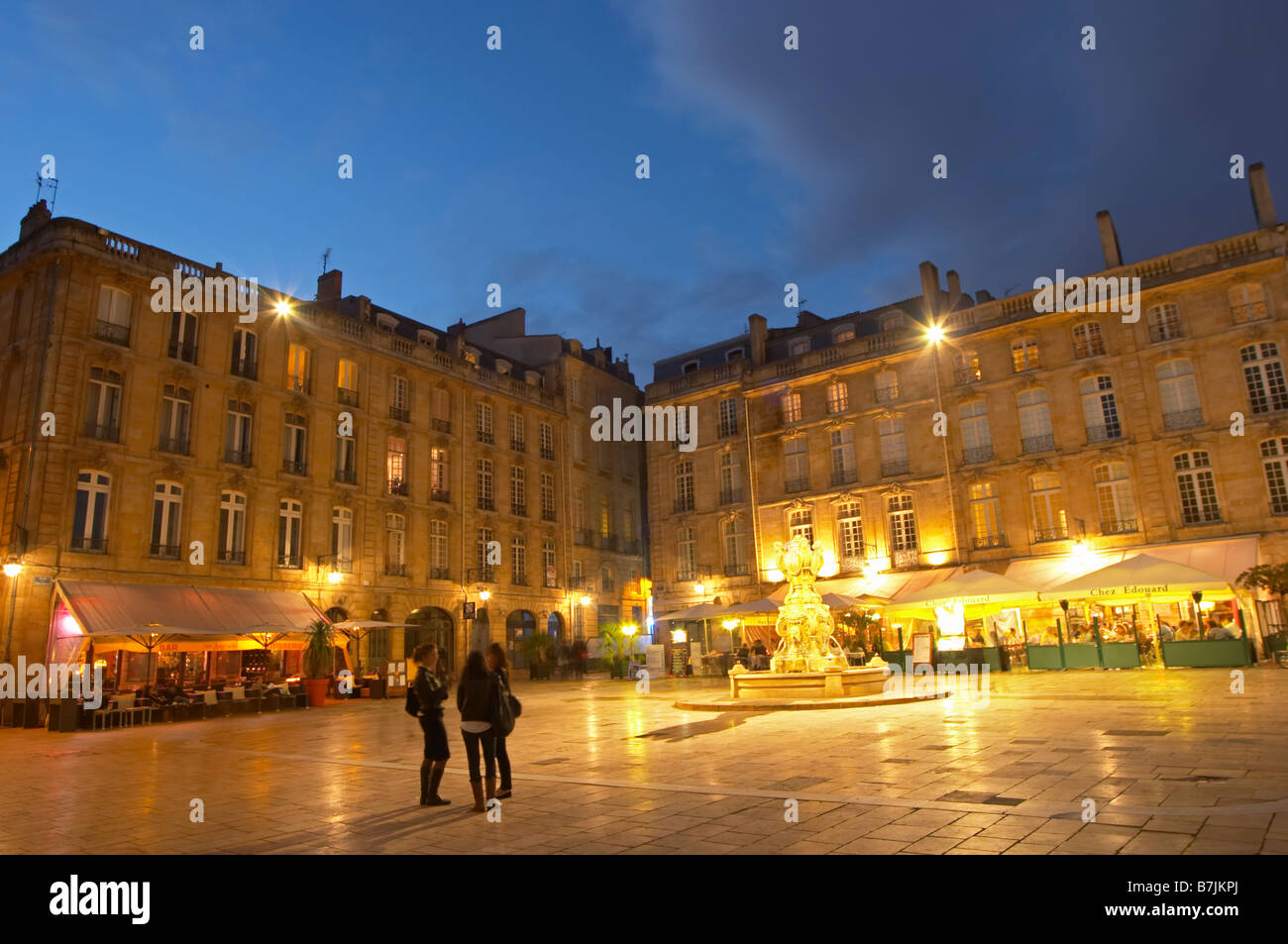 Place du Parlement restaurant terrace bordeaux france Stock Photo - Alamy