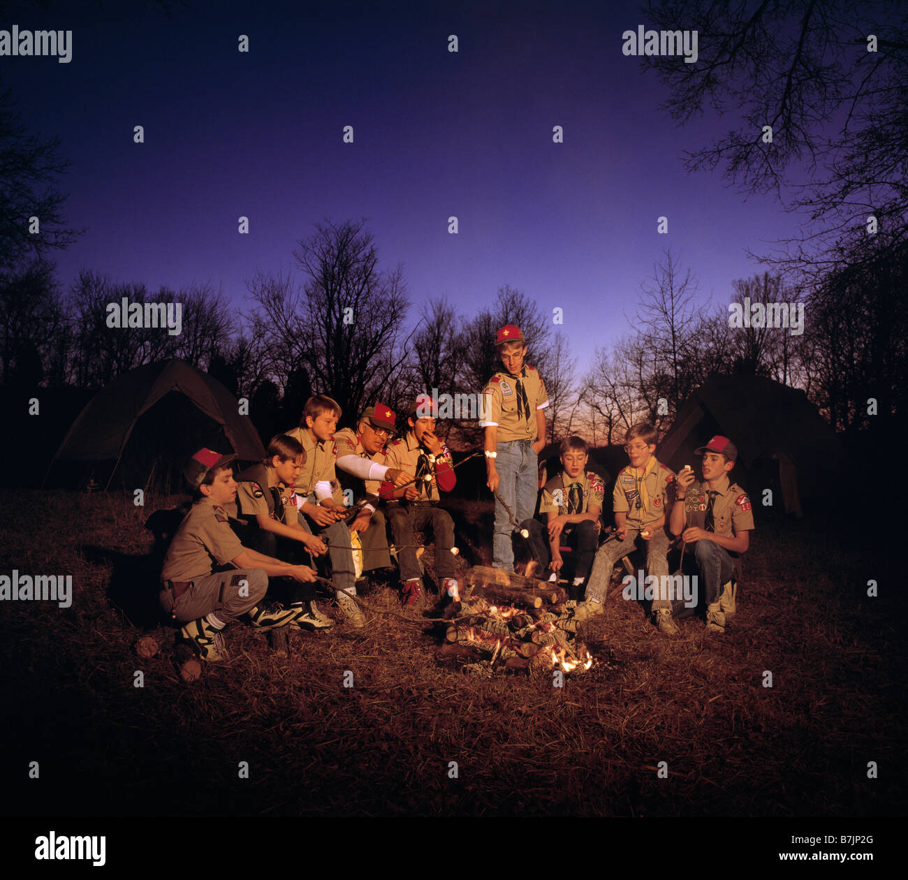 Gathering around the campfire hires stock photography and images Alamy