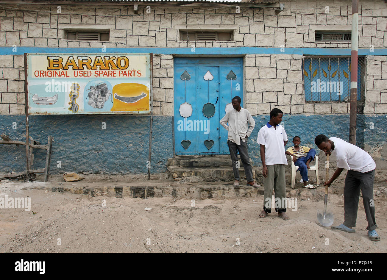 Men doing roadworks outside Barako Original Used Spare Parts, Hargeisa Somaliland Stock Photo