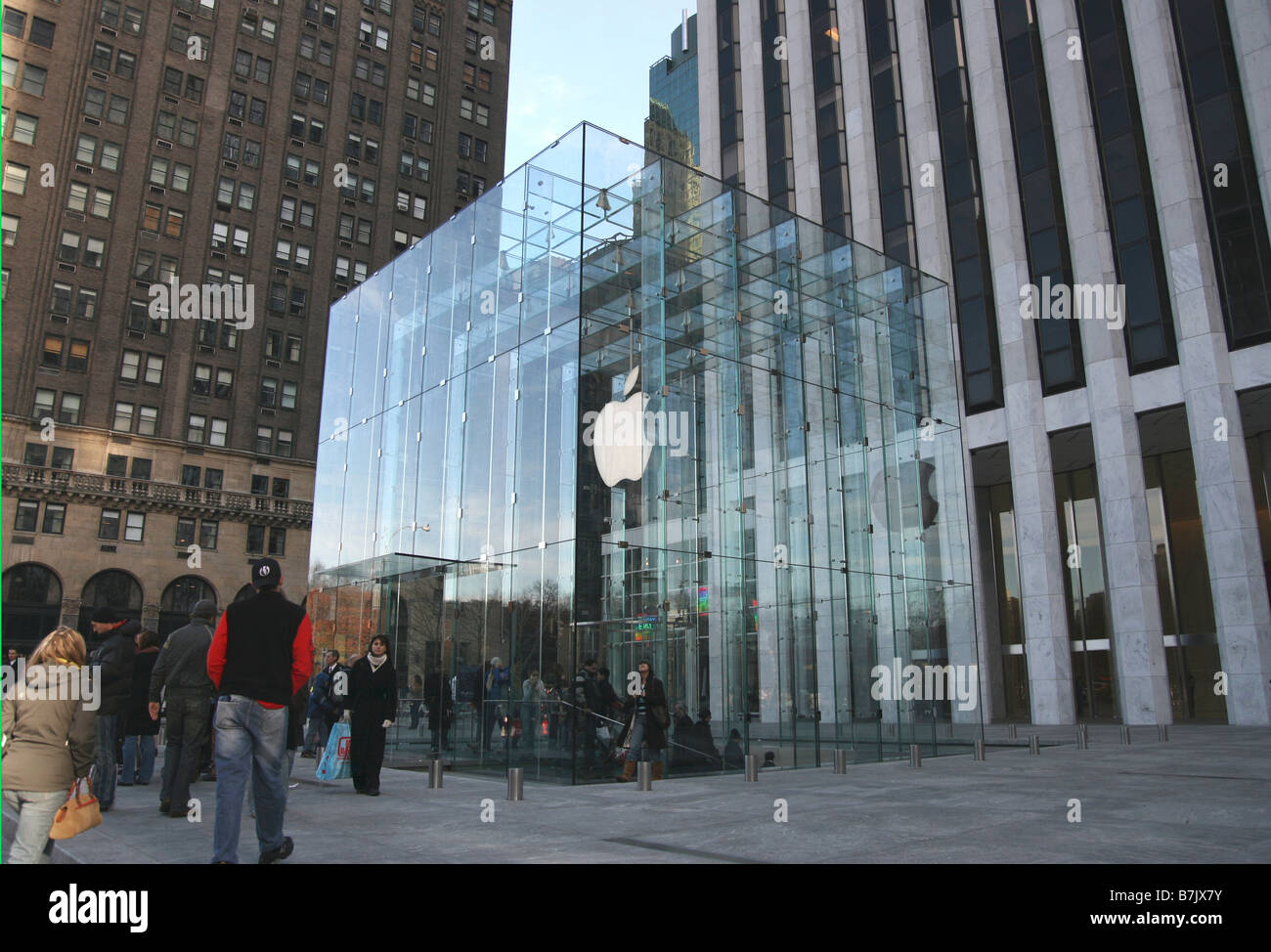 O logotipo da apple store na entrada da fifth avenue em nova york