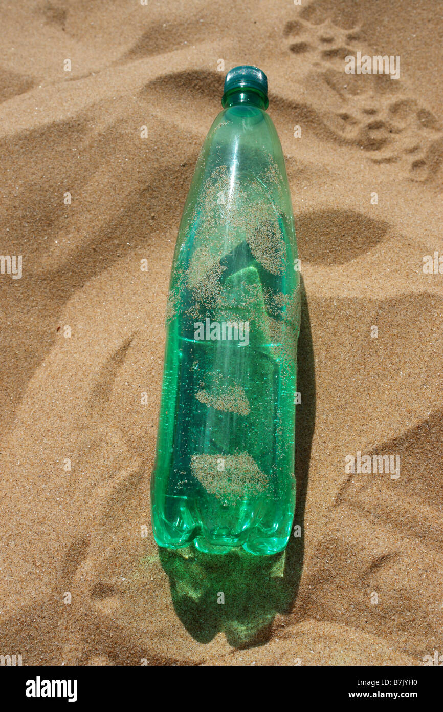 https://c8.alamy.com/comp/B7JYH0/water-bottle-at-the-beach-B7JYH0.jpg