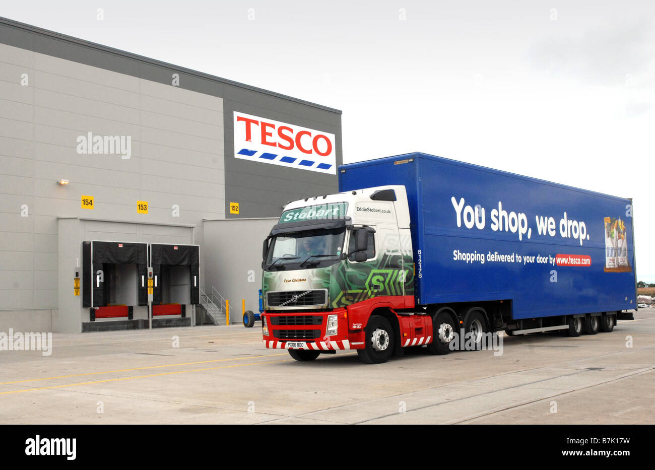 Eddie Stobart lorry arriving at Tesco warehouse distribution centre near Lichfield Stock Photo