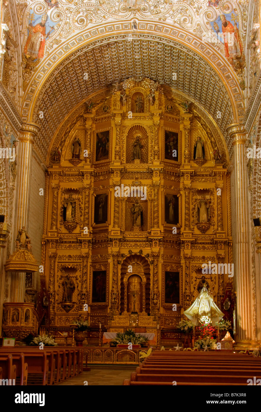 Church altar gold hi-res stock photography and images - Alamy
